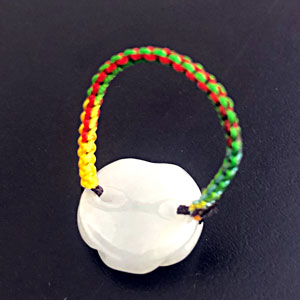 天然上質　翡翠のお花立体彫刻指輪。裏側