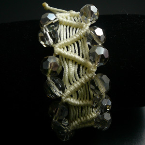 マクラメとクリスタルブレスレッド