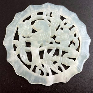 梅と鳥の翡翠透かし彫パーツ