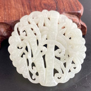 生い茂る植物をアレンジした翡翠モチーフ