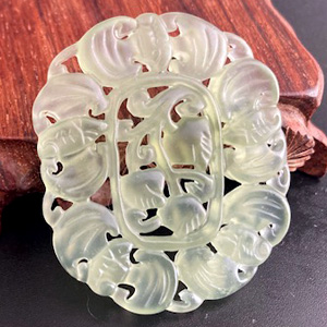 花とこうもりアレンジの翡翠モチーフパーツ