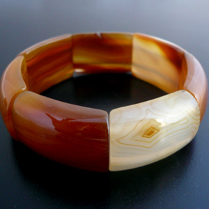 レア!瑪瑙のナチュラルカラーのラウンドピースバングル