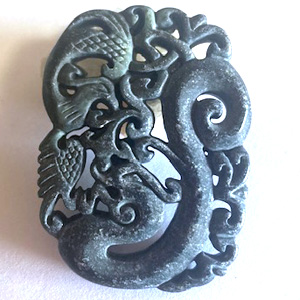 アンティーク仕上げ龍の翡翠モチーフ(黒系)
