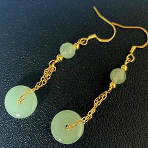 揺れる翡翠のピアス