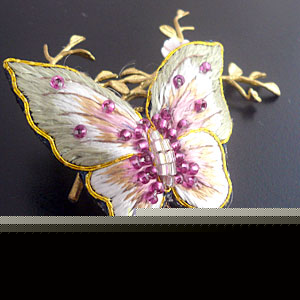 絹刺繍・蝶ロングブローチ