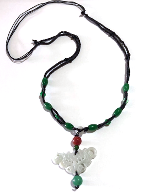 翡翠モチーフの豪華ネックレス、全体のサイズ感がわかる画像