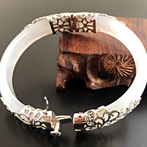 トンイ、太陽を抱く月、イ・サンなど韓国ドラマ女優着用3Aランク瑪瑙オープンバングル。3Aランク瑪瑙オープンバングル