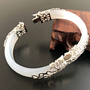 トンイ、太陽を抱く月、イ・サンなど韓国ドラマ女優着用3Aランク瑪瑙オープンバングル。3Aランク瑪瑙オープンバングル