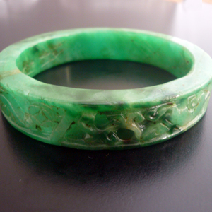 翡翠の手彫り彫刻バングル