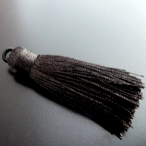 短めのタッセル素材(黒)