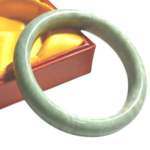 "翡翠シンプルバングル　クリーム系緑