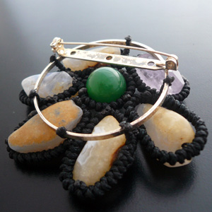 カラーストーンと翡翠のアレンジブローチ