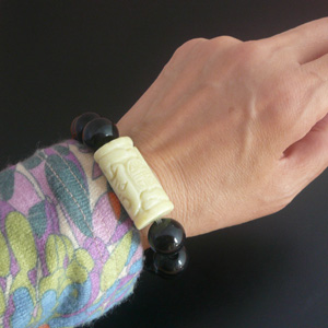 豪華なクリーム系翡翠モチーフブレス アップ