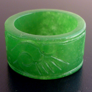 韓国・中国歴史ドラマ トンイの翡翠の指輪。緑系翡翠線彫リング