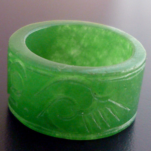 韓国・中国歴史ドラマ トンイの翡翠の指輪。緑系翡翠線彫リング