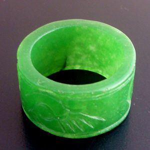 韓国・中国歴史ドラマ トンイの翡翠の指輪。緑系翡翠線彫リング