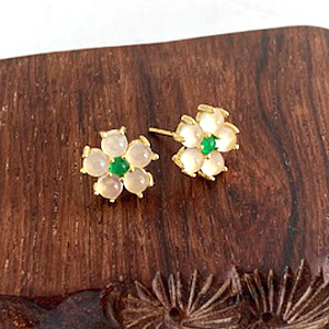 翡翠のお花ピアス