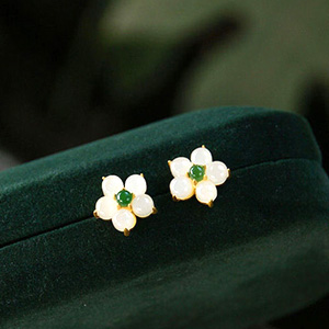 翡翠のお花ピアス