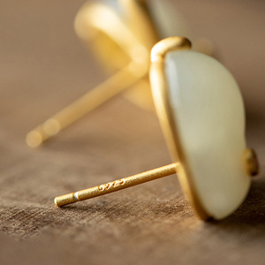 和田玉うさぎピアスの裏側