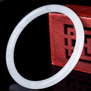 "細目の天然無加工のAグレード翡翠レアバングル