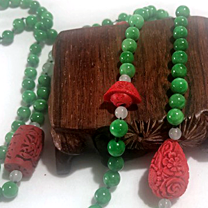 堆朱ネックレスの部分アップ